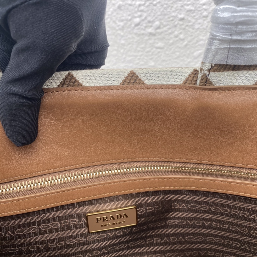 Pra*a small tote in saffiano leather 1ba356-39*31*11cm