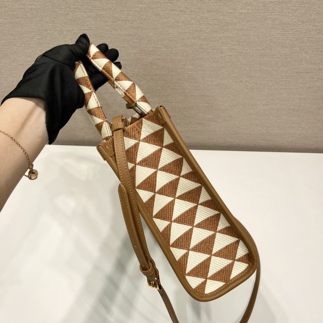 Pra*a small tote in saffiano leather 1ba354-28*22*9cm