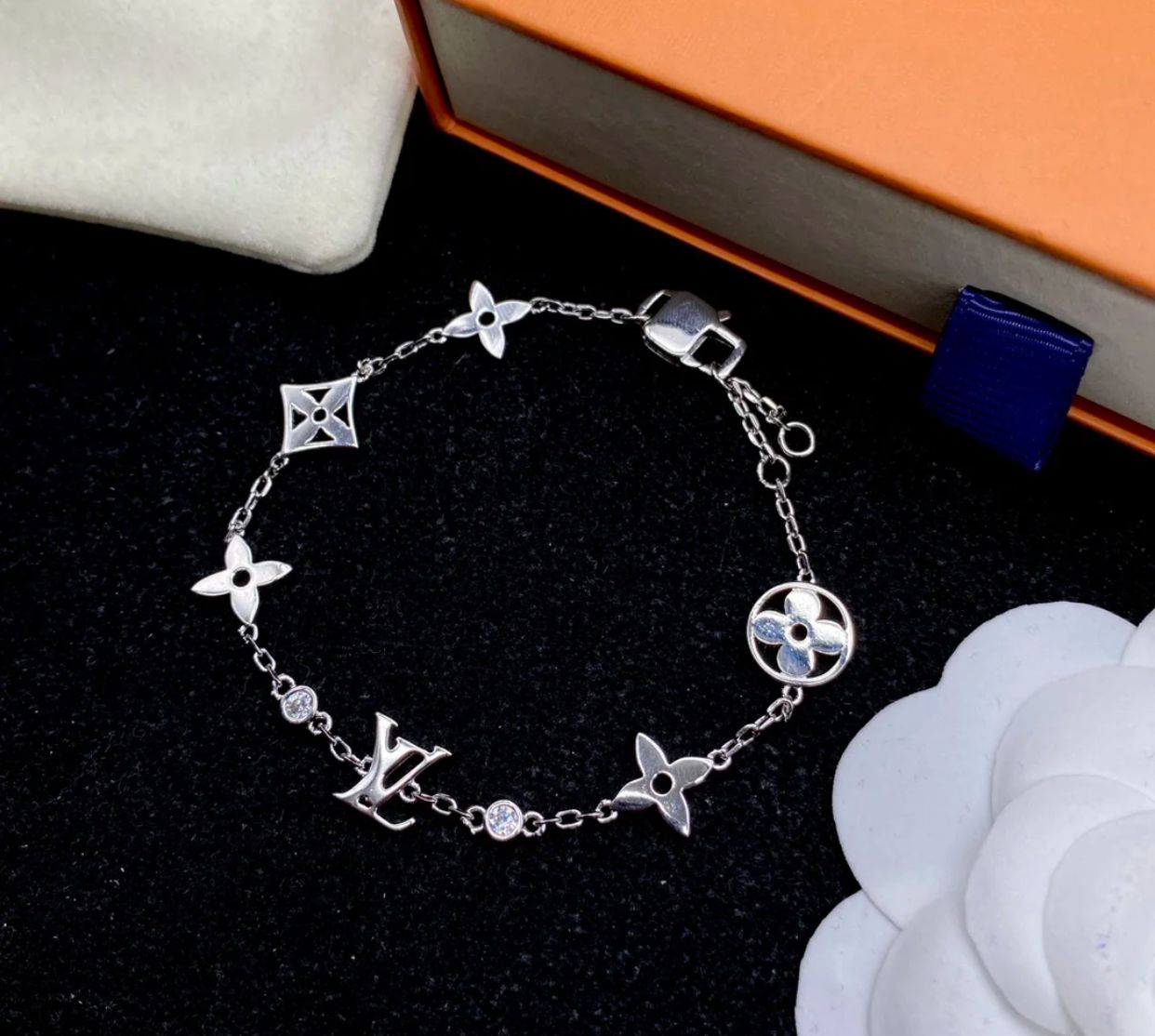 l0vis Vvtt0n bracelet