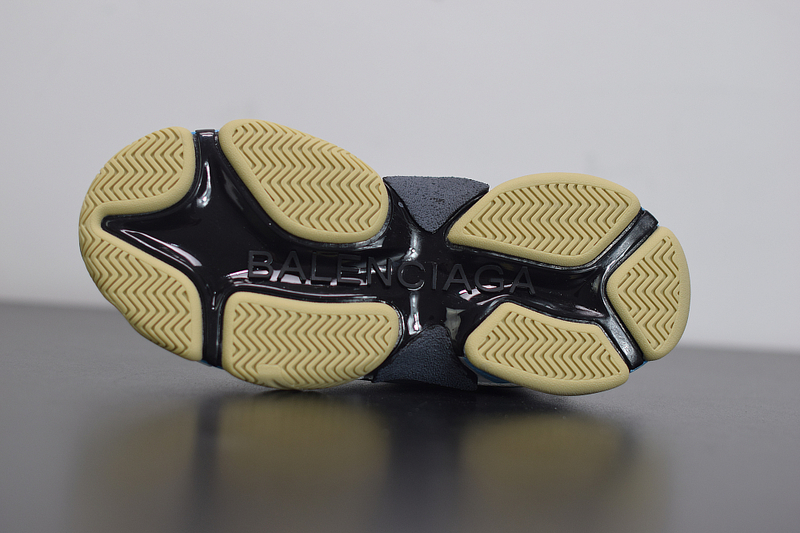 Ba*len*cia*ga triple s