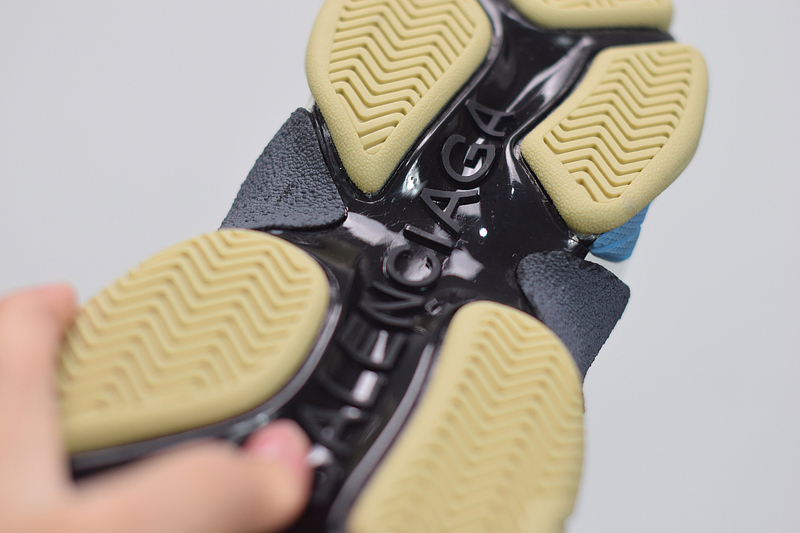 Ba*len*cia*ga triple s