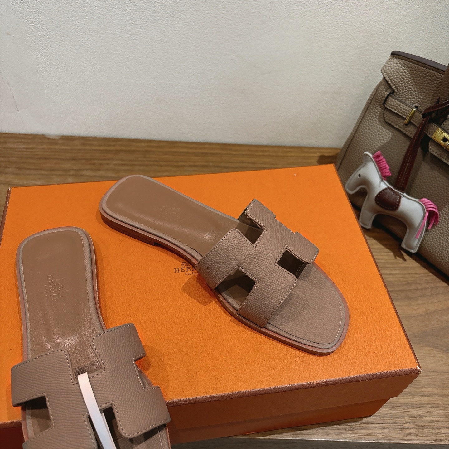 H**me5 slippers in caviar leather