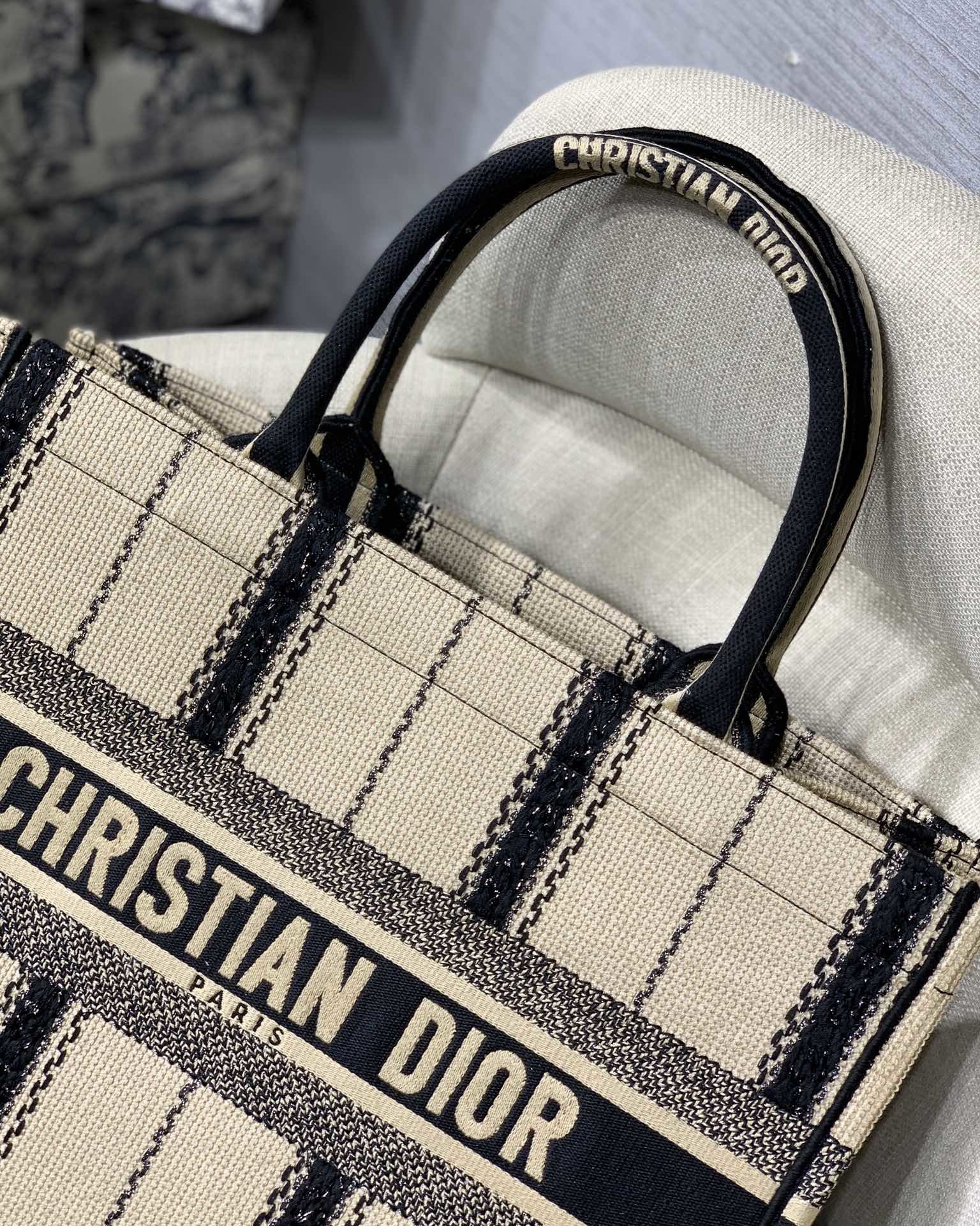 D*or small book tote