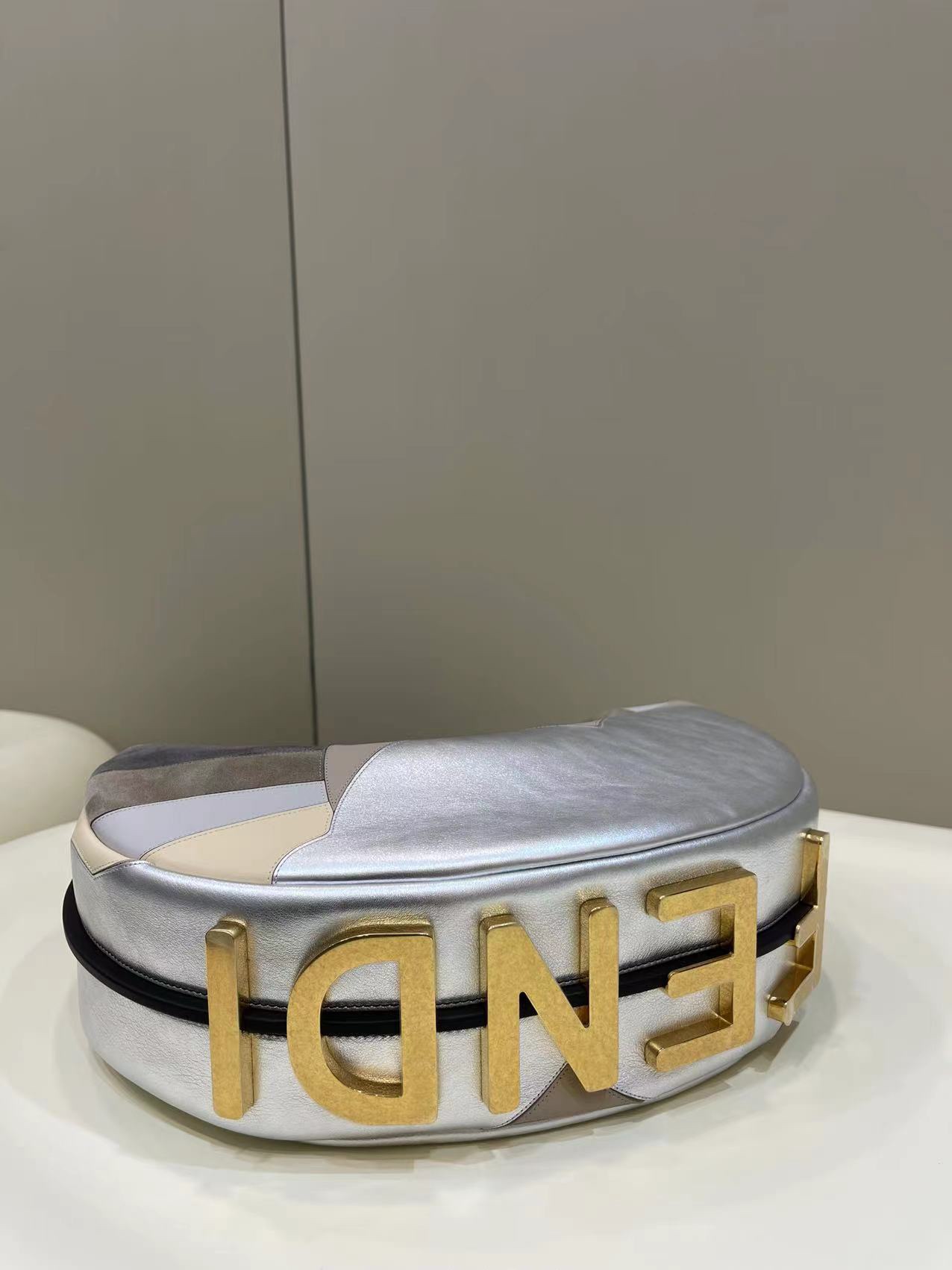 F**di praphy-29x24.5x10cm