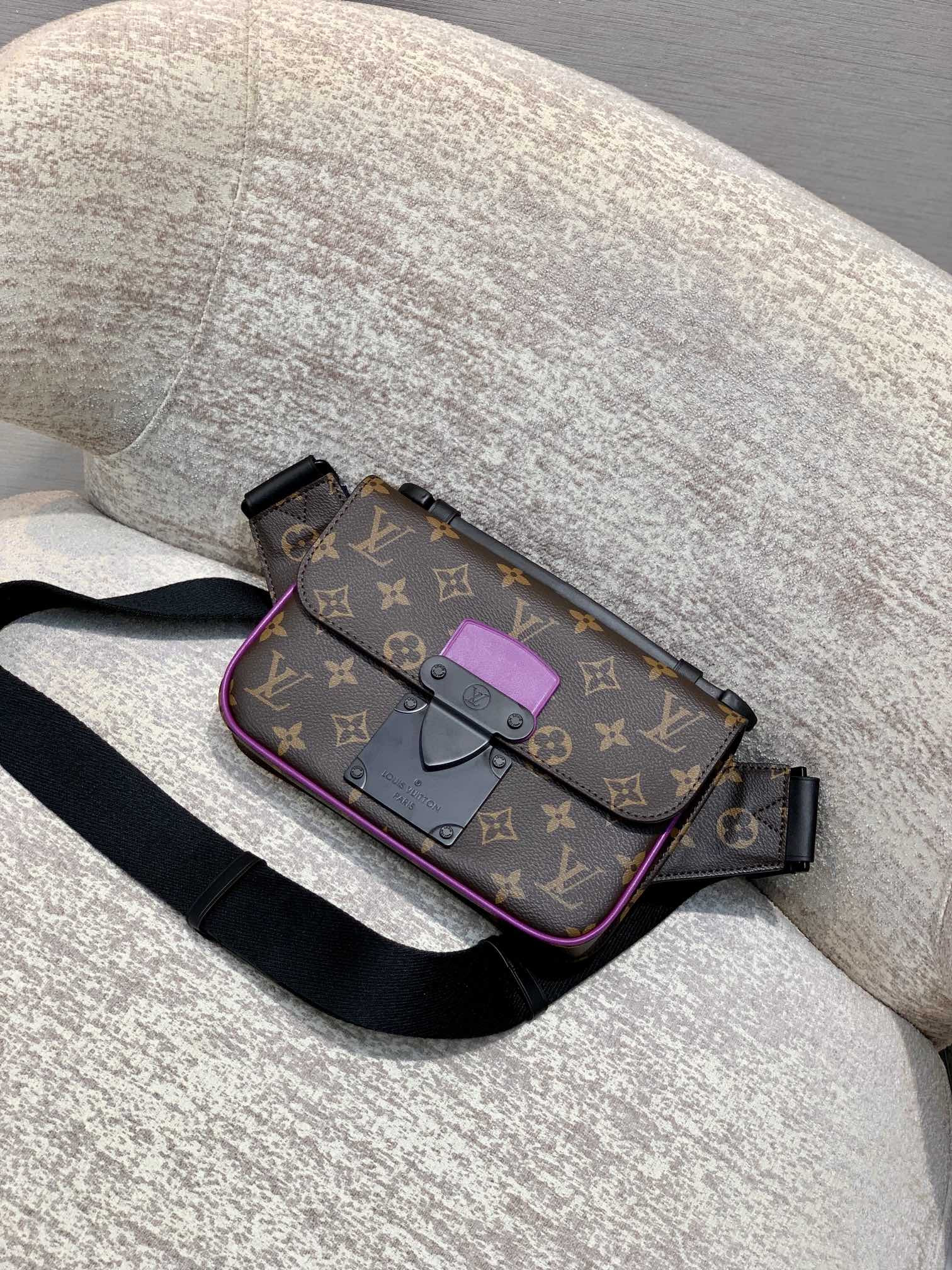 l0*is V*t0n s lock sling -21*15*4cm