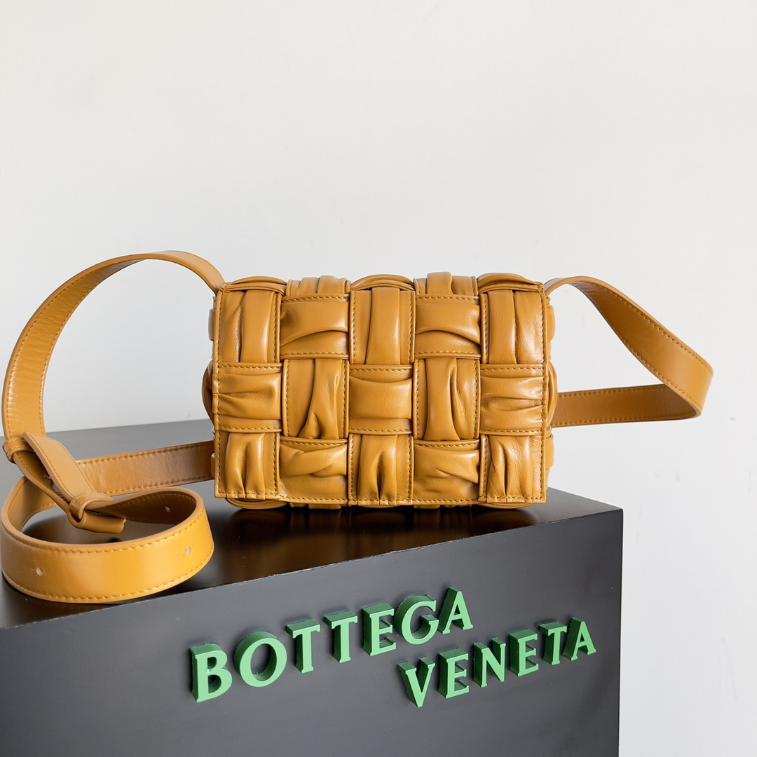 bo*te*ga Ve*ne*ta cassette bag-19*4*12cm