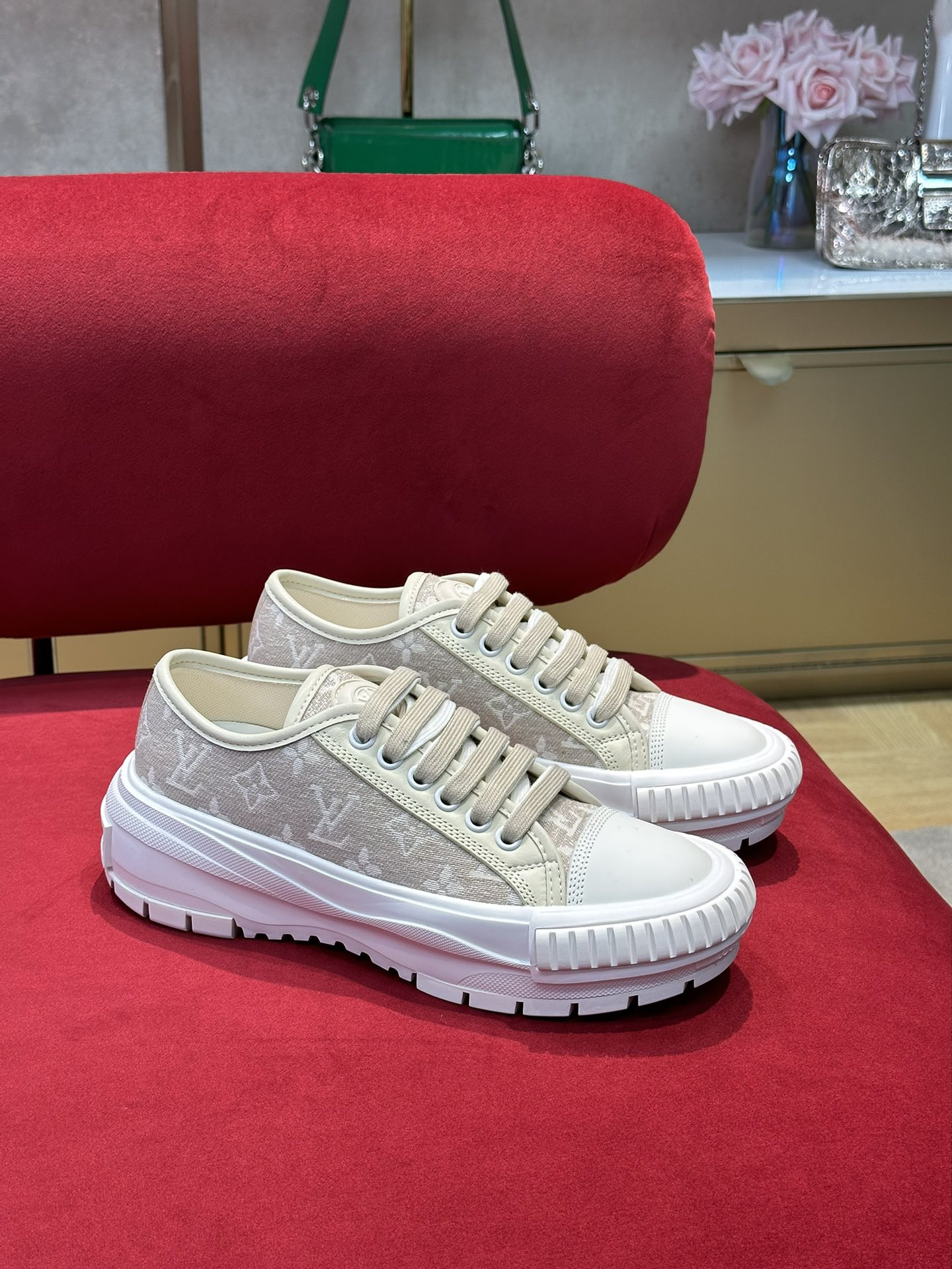 l0*is V*t0n squad sneaker