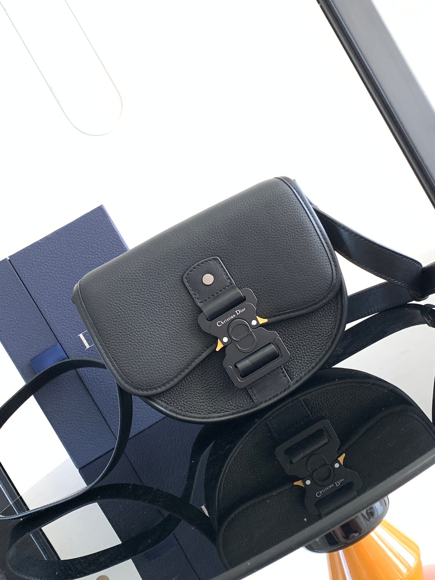 D*or gallop messenger bag-20.5 x 16 x 5cm