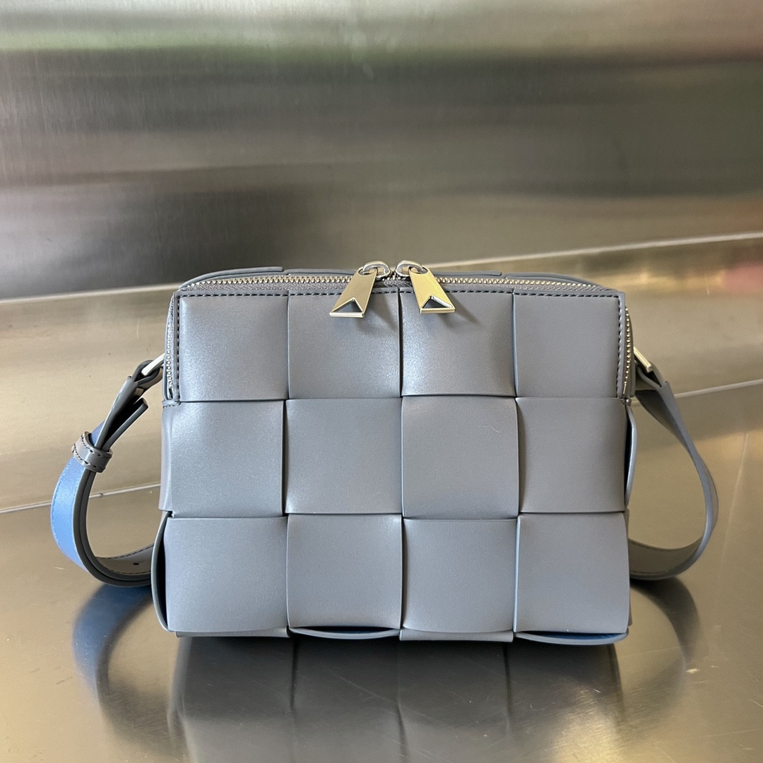 bo*te*ga Ve*ne*ta camera bag-20x15x5cm