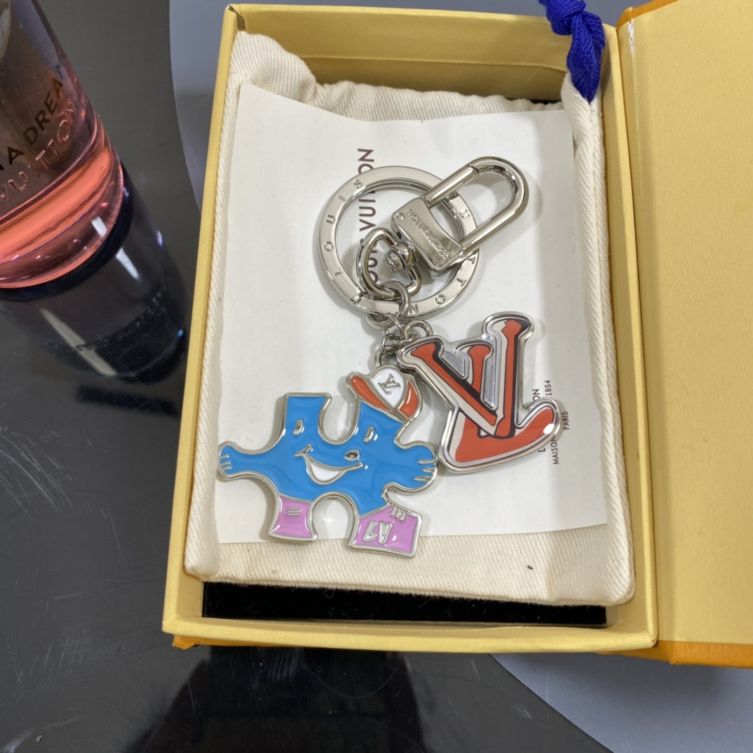 l0*is V*t0n bag charm