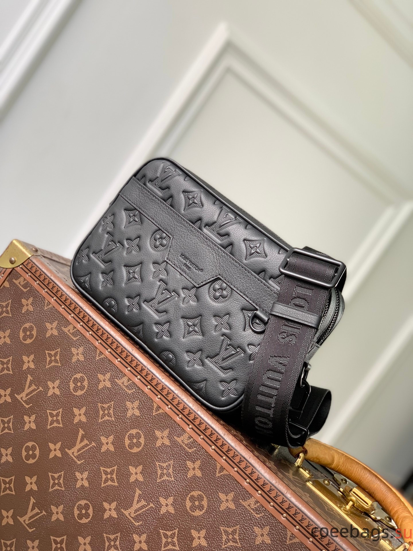 L0vis Vvtt0n Alpha Messenger Bag- M28785-26 x 17 x 5CM