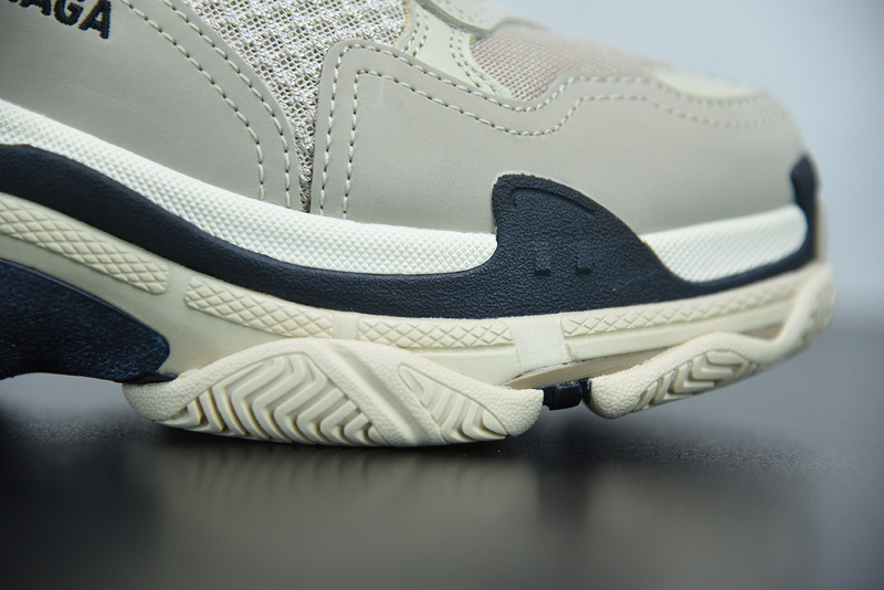 Ba*len*cia*ga triple s