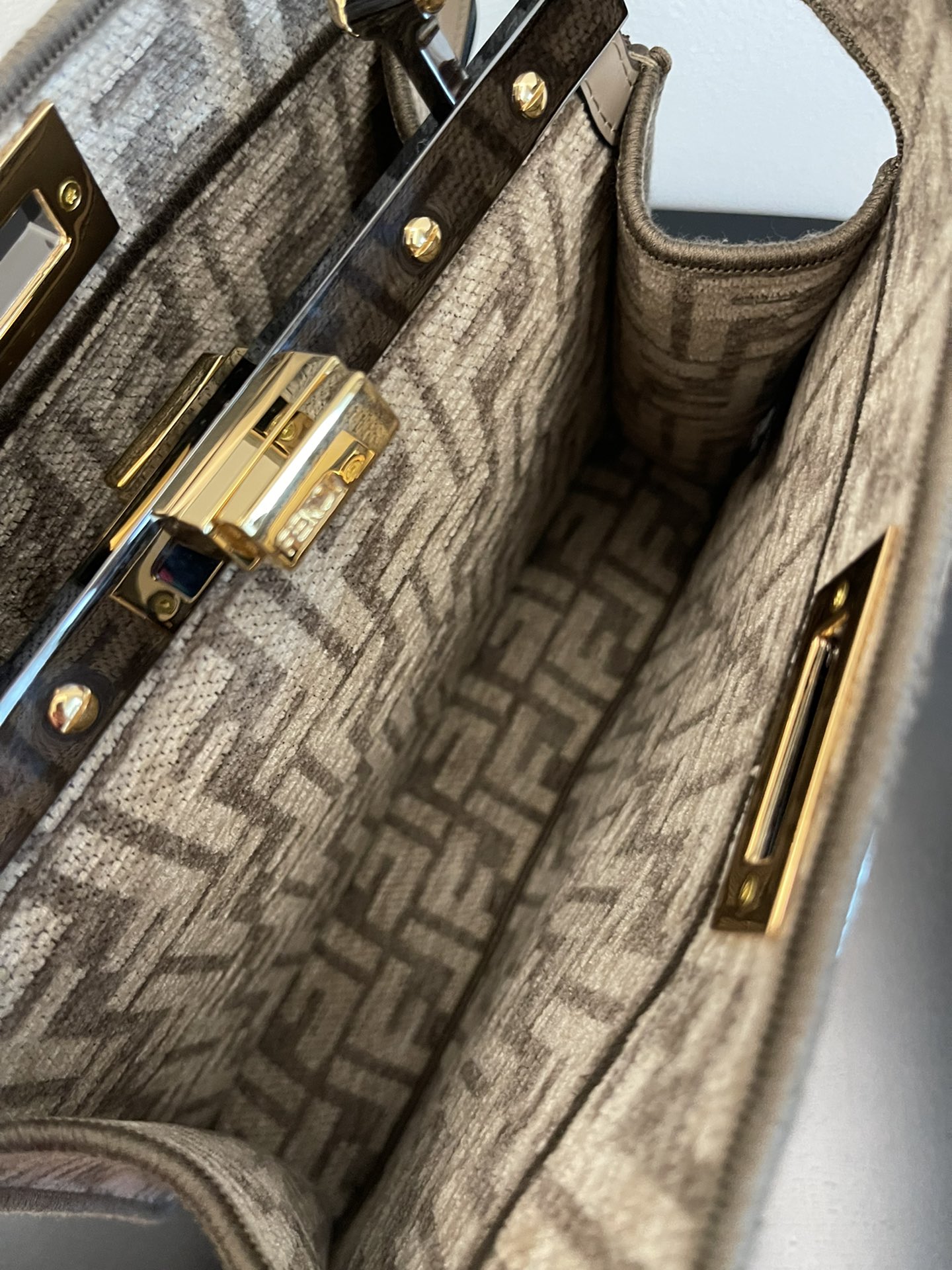 F**di peekabooiseeu-27x21x11cm