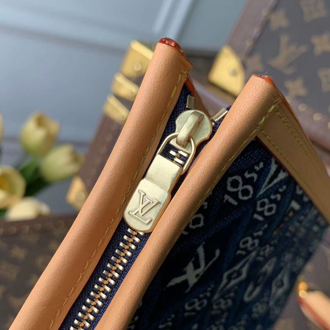 l0*is V*t0n since 1854 toilet pouch xl-26*20*5cm