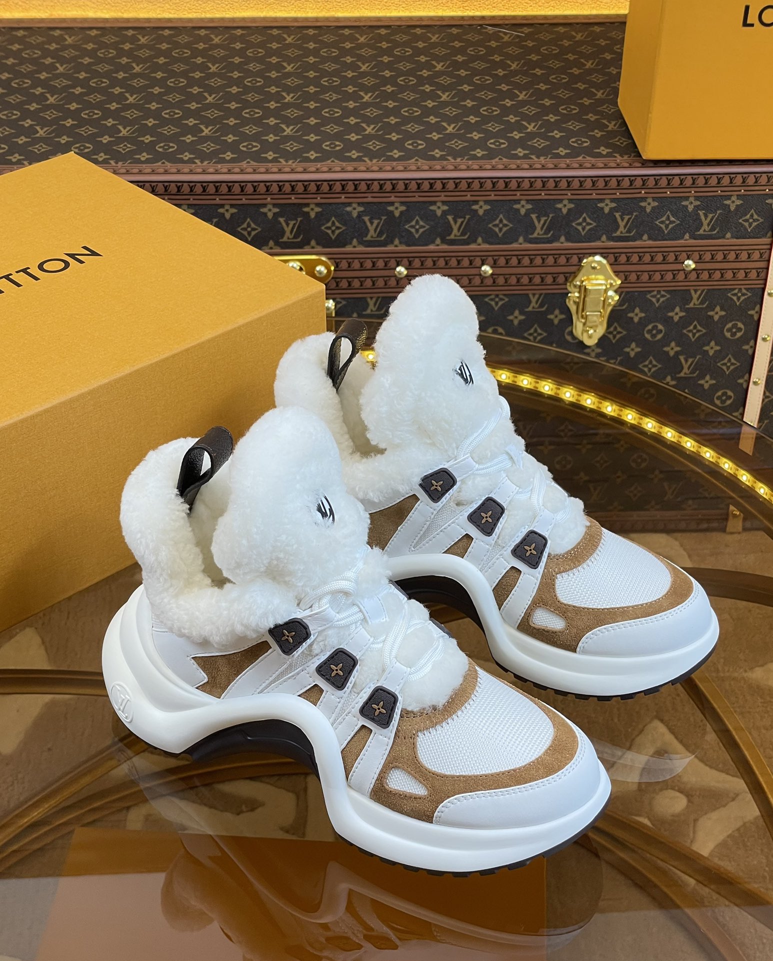 l0*is V*t0n archlight sneaker