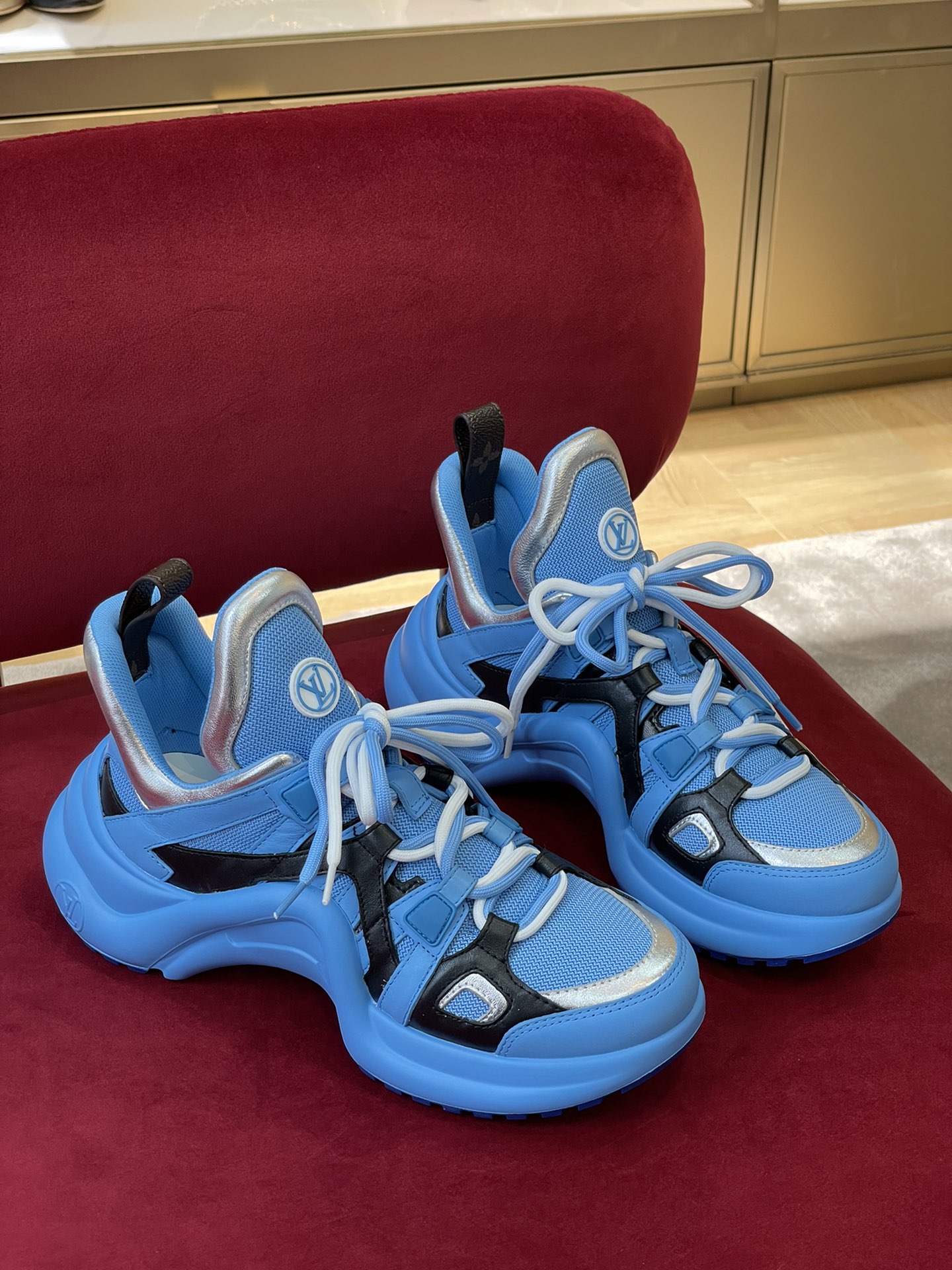 l0*is V*t0n archlight sneaker