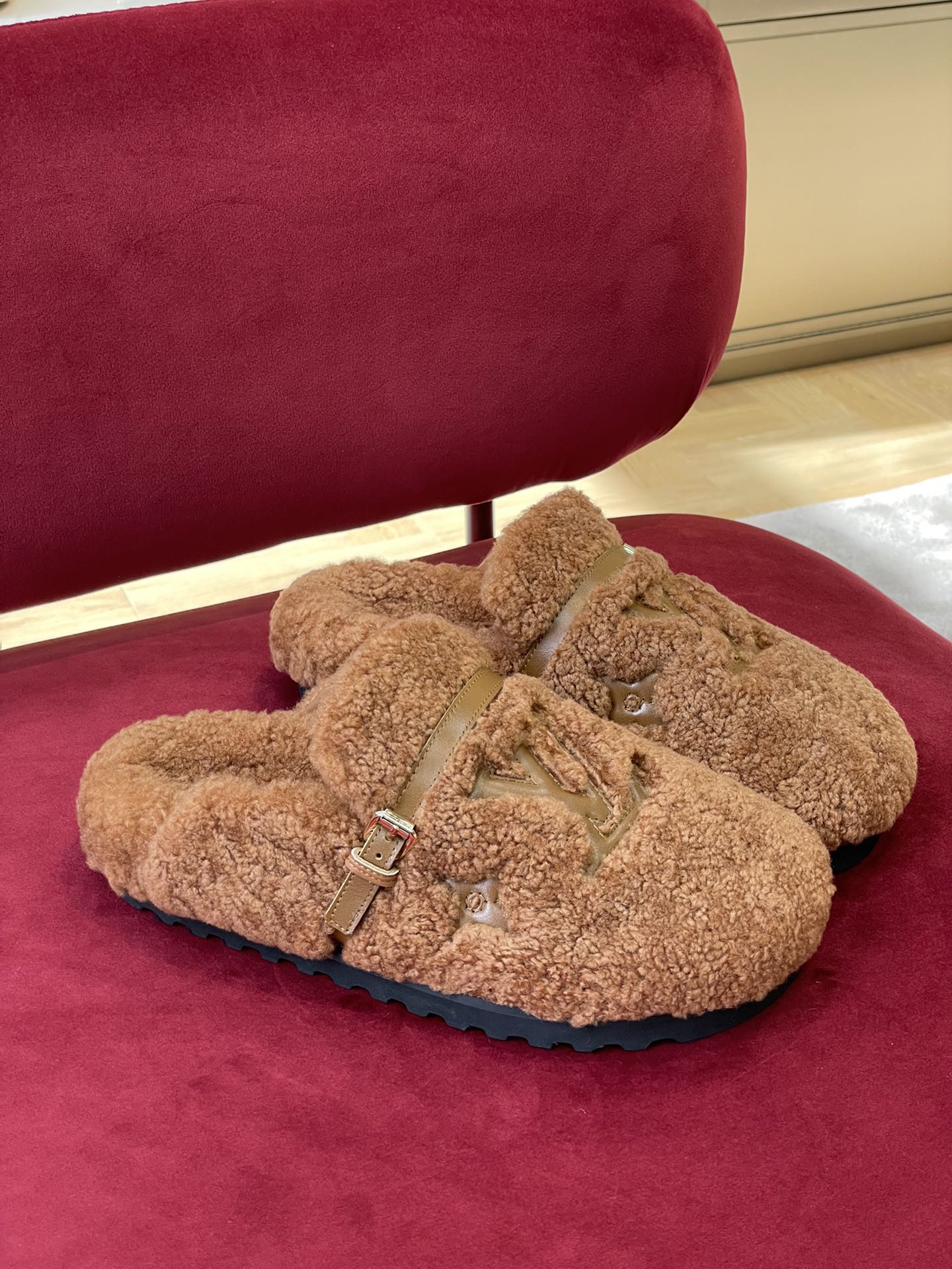 l0*is V*t0n winter break comfert sandals