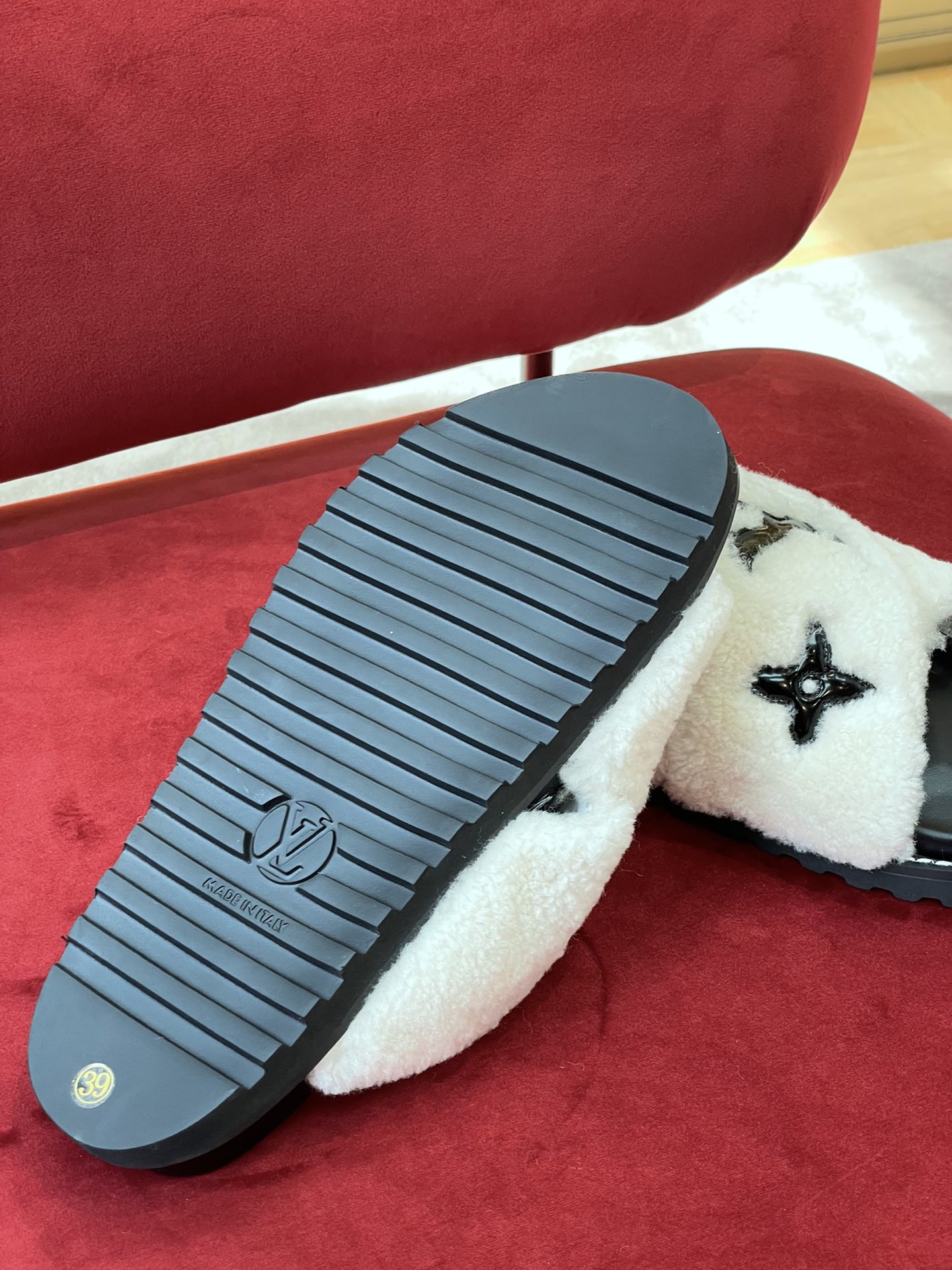 l0*is V*t0n paseo sandals