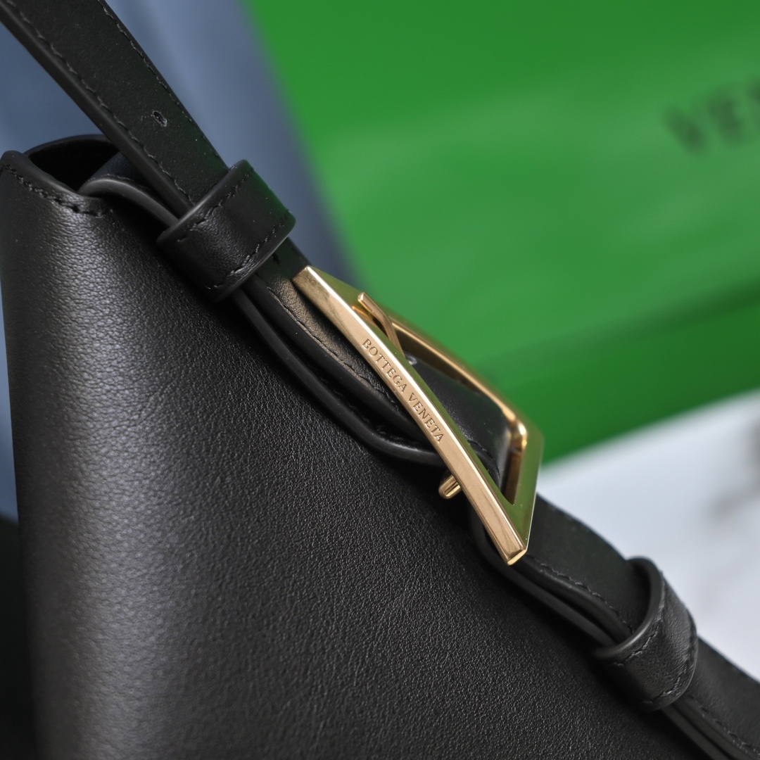 bo*te*ga Ve*ne*tacradle tote-30x23x16cm