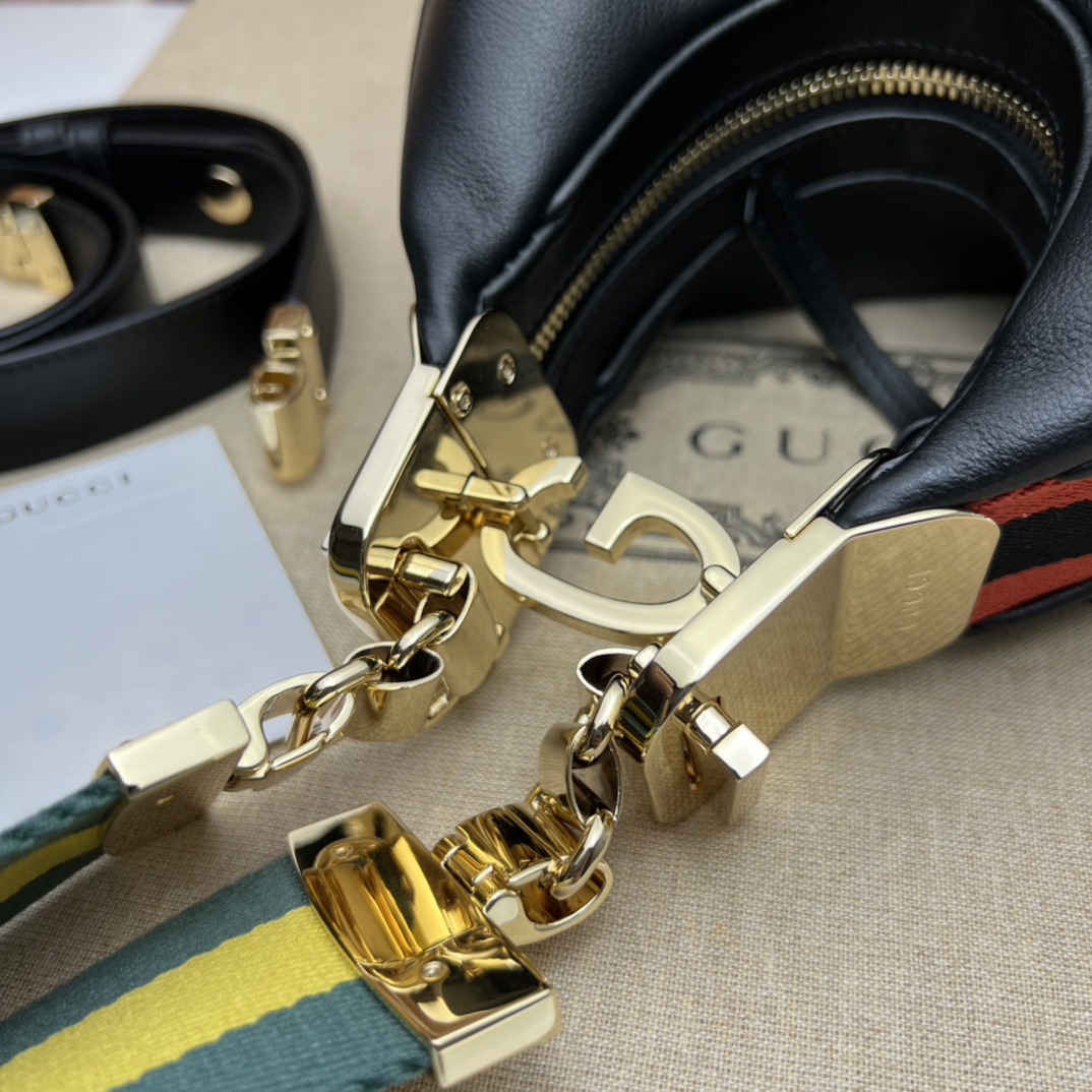 G*u*i attache small shoulder bag-23*22*5cm