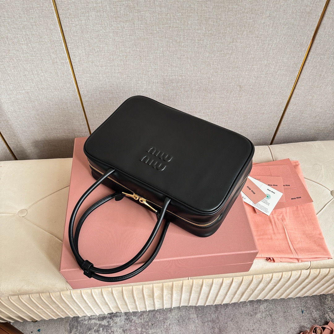 M*um*u leather top handbag-34x23x12cm