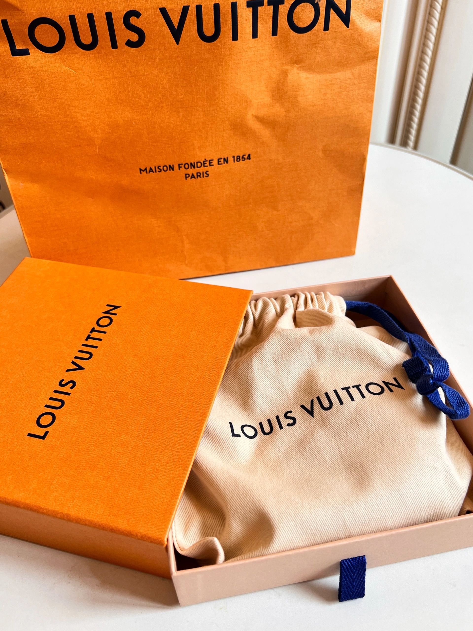 l0*is V*t0n belt-2cm