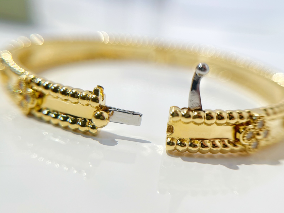 V*N CL*F &arpels bracelet