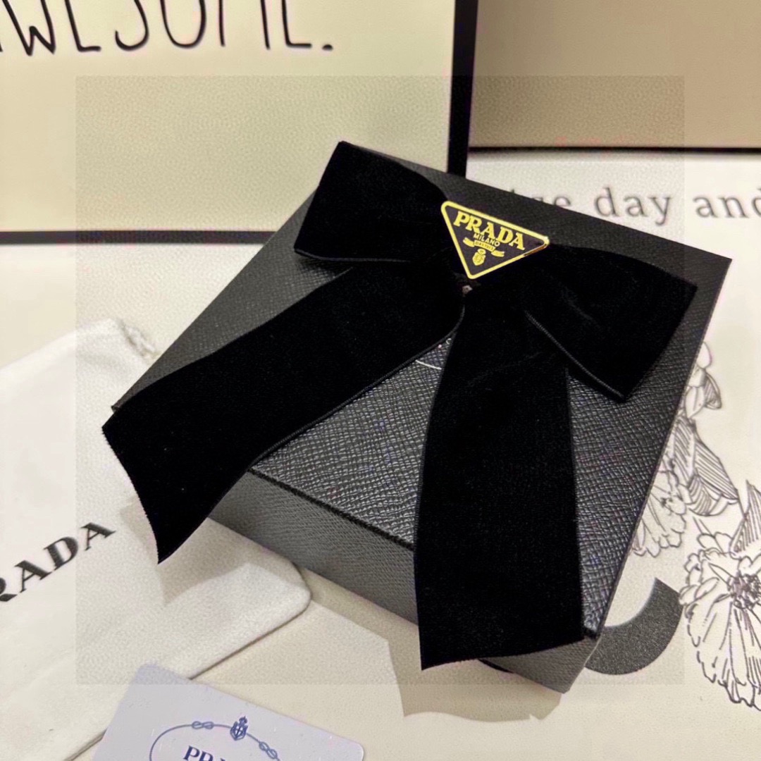 Pra*a triangle-logo bow velvet hair clip | black