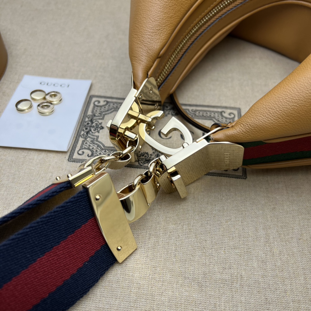 G*u*i attache large shoulder bag-35*32*6cm