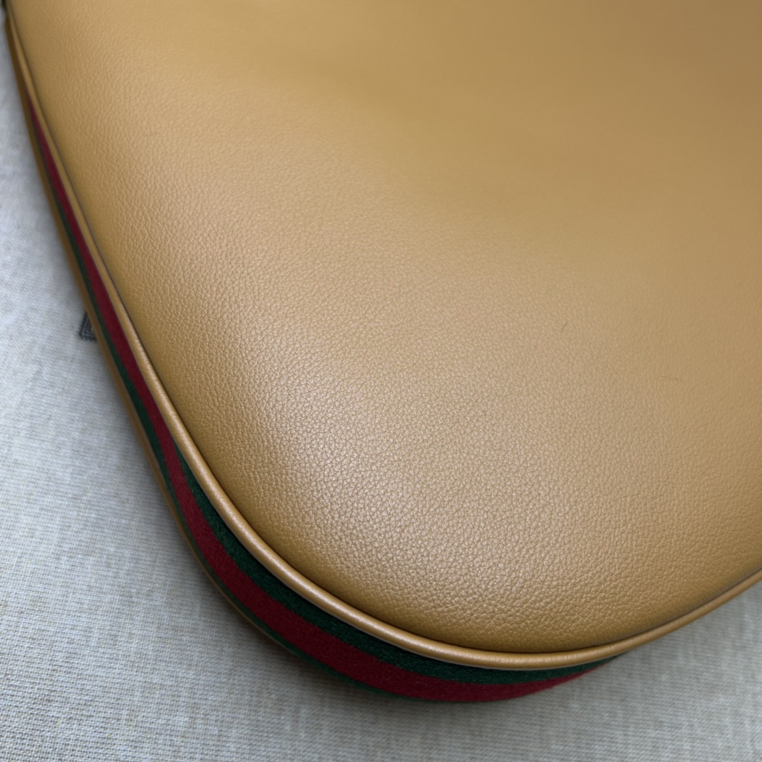 G*u*i attache large shoulder bag-35*32*6cm