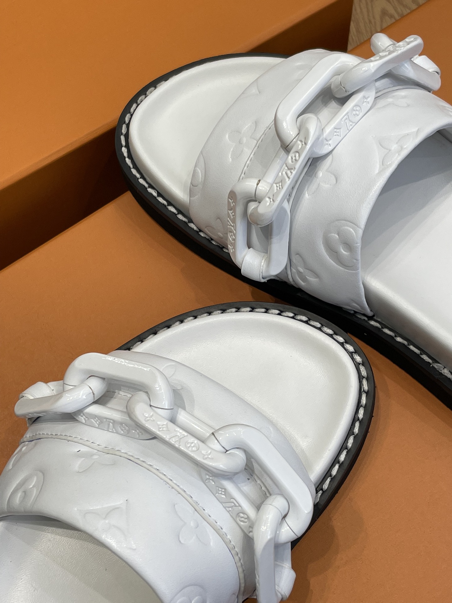 l0*is V*t0n 2022ss sandals