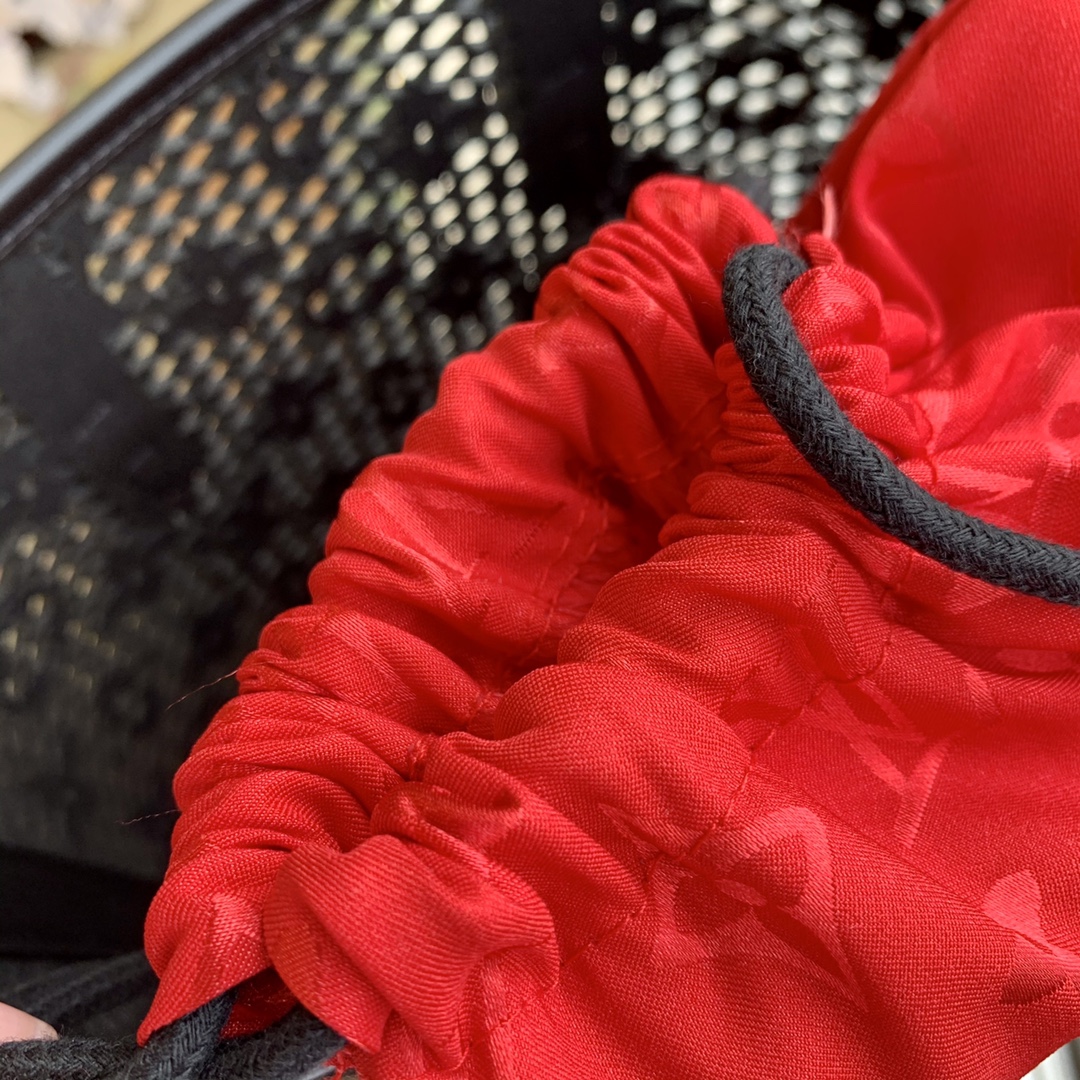 l0*is V*t0n bucket -23x26x16cm