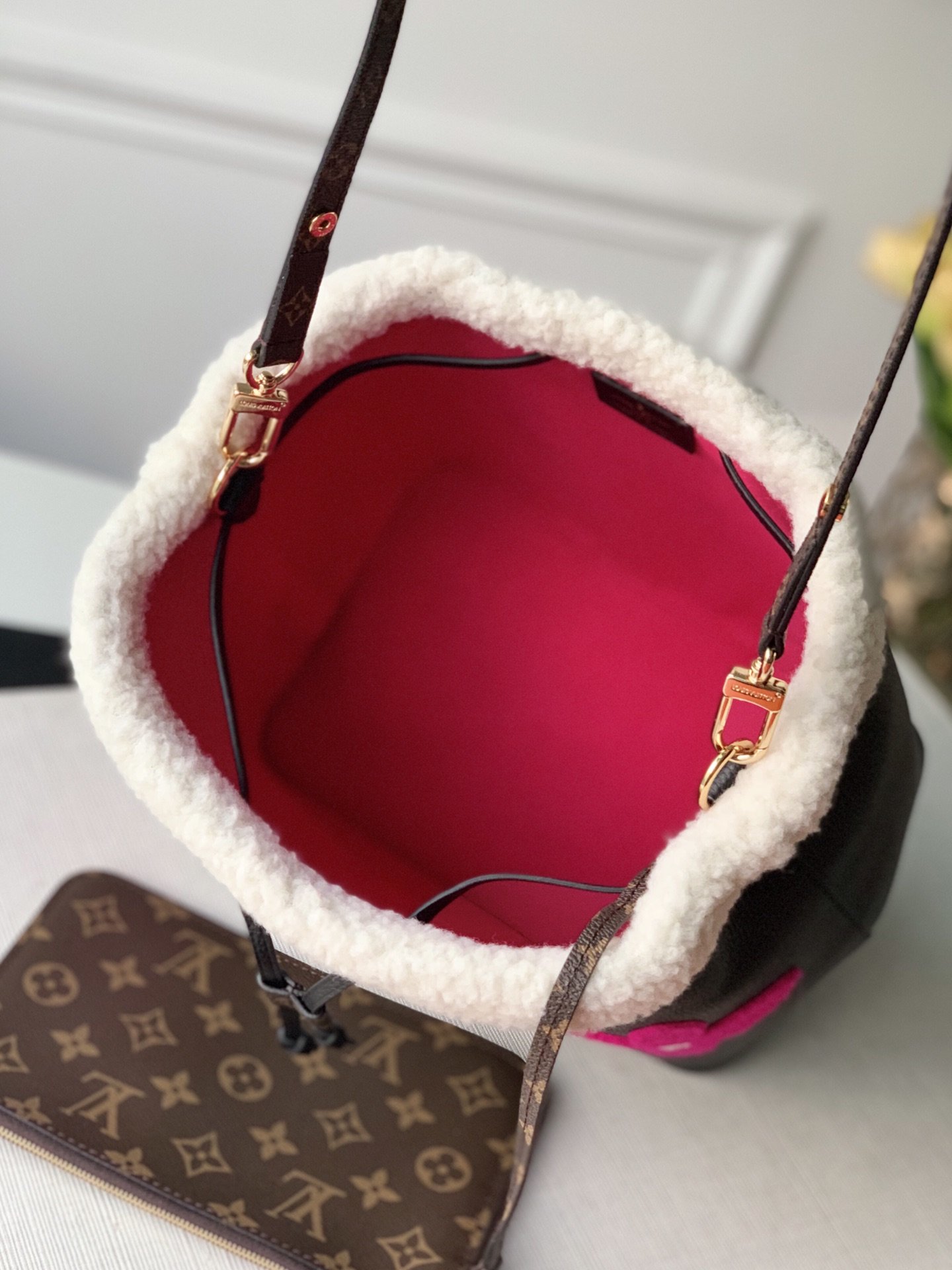 l0*is V*t0n néonoé-26*26*17.5cm