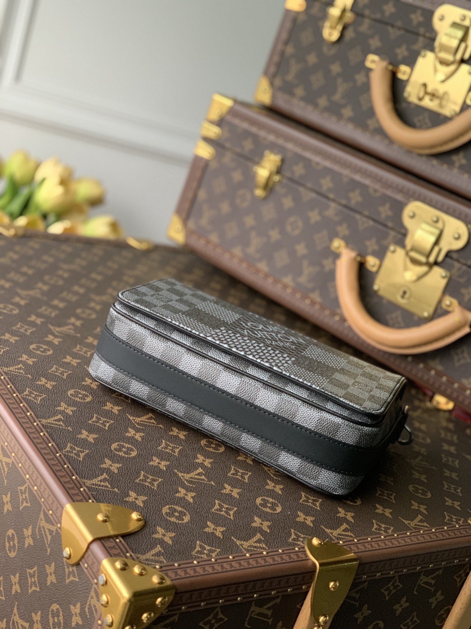 l0*is V*t0n studio messenger bag-23.5* 14*5 cm