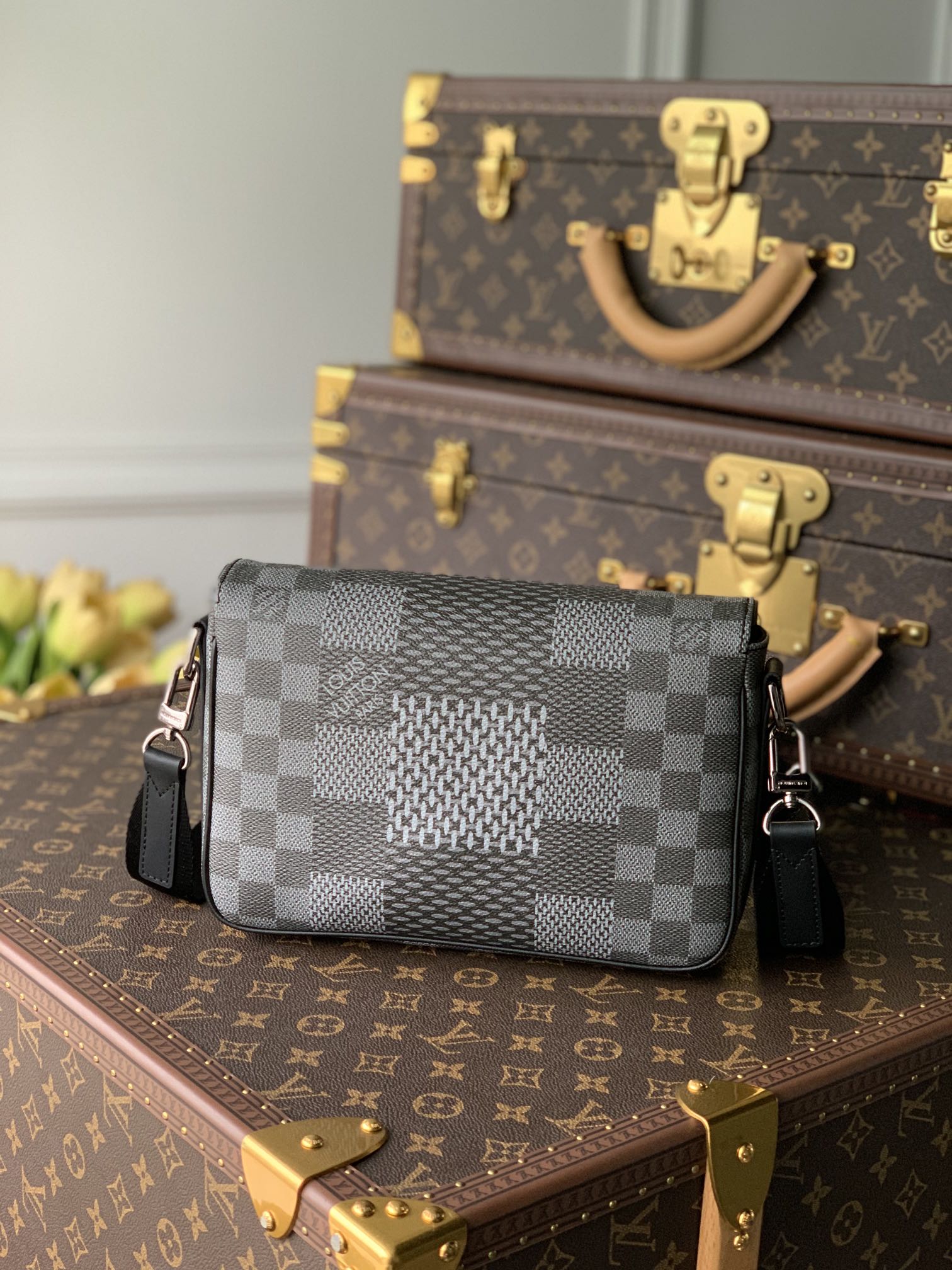 l0*is V*t0n studio messenger bag-23.5* 14*5 cm