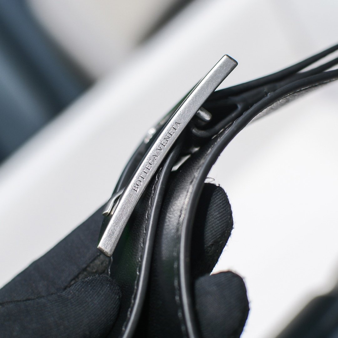 bo*te*ga Ve*ne*ta padded cassette bag-26*18*8cm