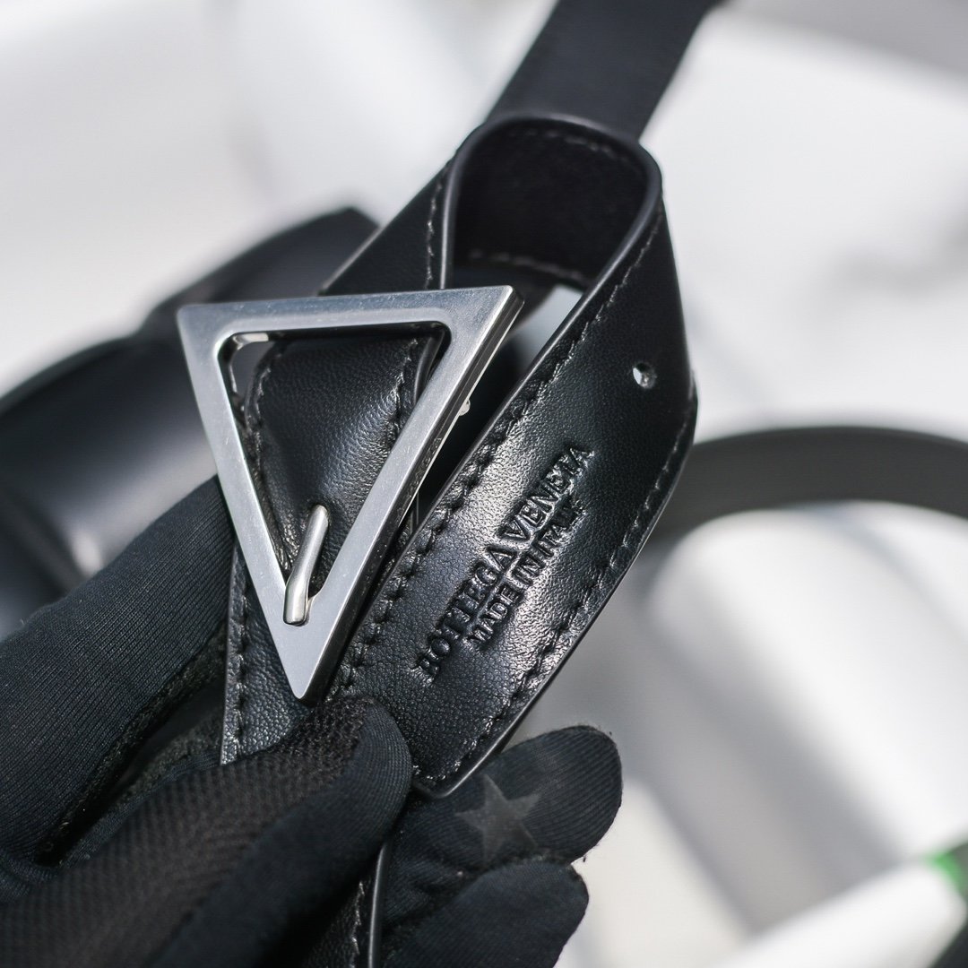 bo*te*ga Ve*ne*ta padded cassette bag-26*18*8cm