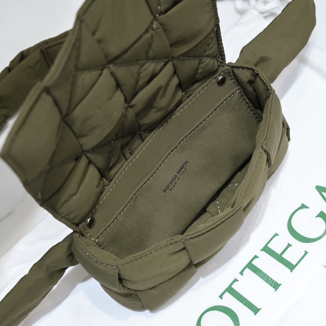 bo*te*ga Ve*ne*ta cassette bag-10x19x5cm