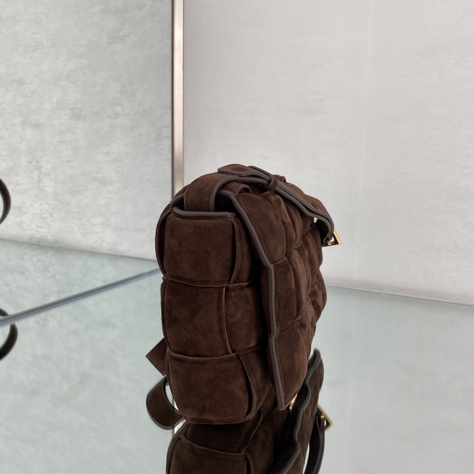 bo*te*ga Ve*ne*ta padded cassette bag-26*18*8cm