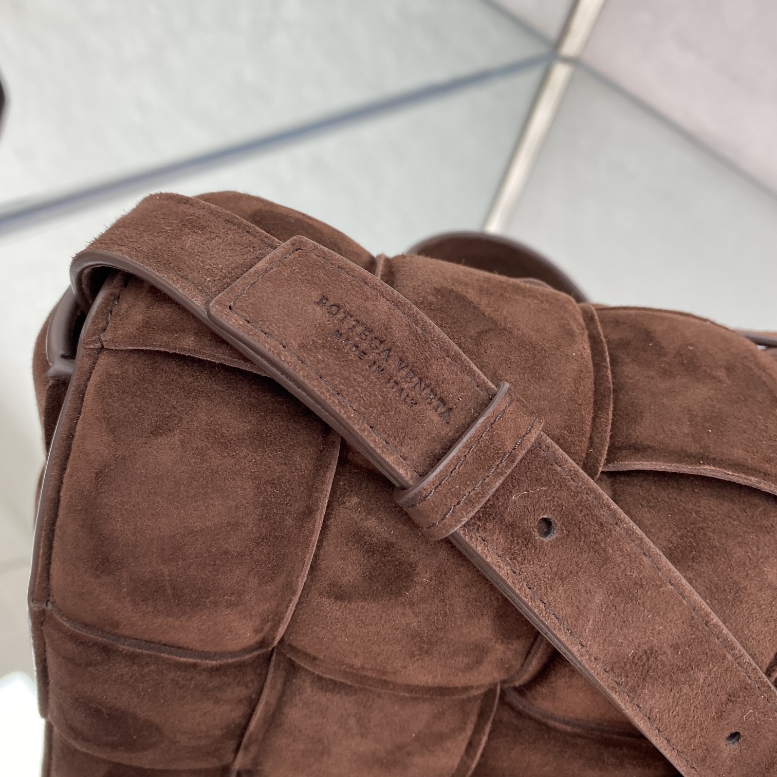 bo*te*ga Ve*ne*ta padded cassette bag-26*18*8cm