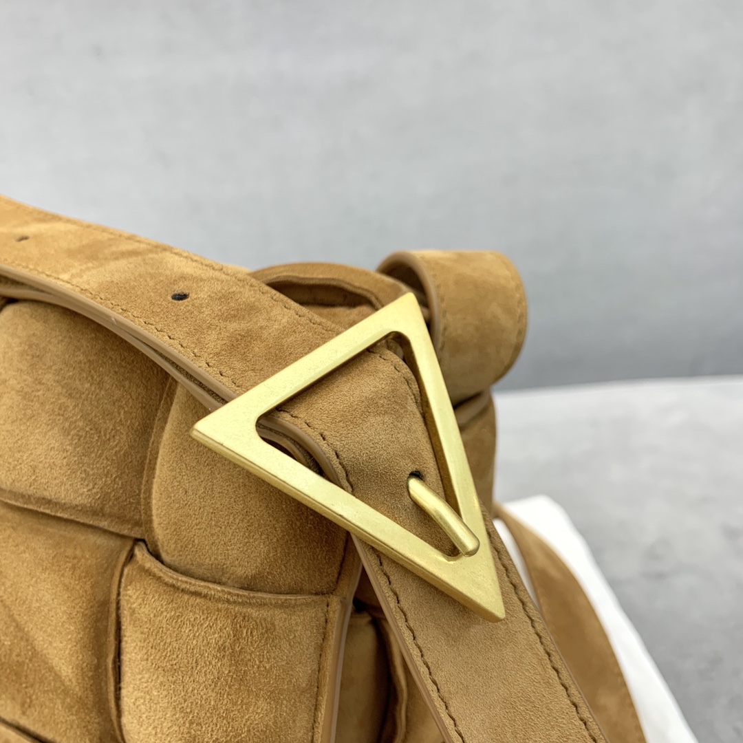 bo*te*ga Ve*ne*ta padded cassette bag-26*18*8cm