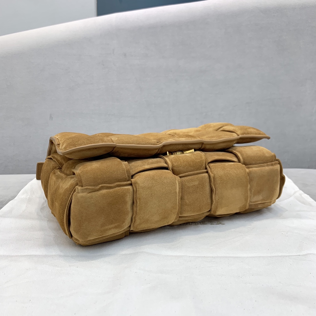 bo*te*ga Ve*ne*ta padded cassette bag-26*18*8cm