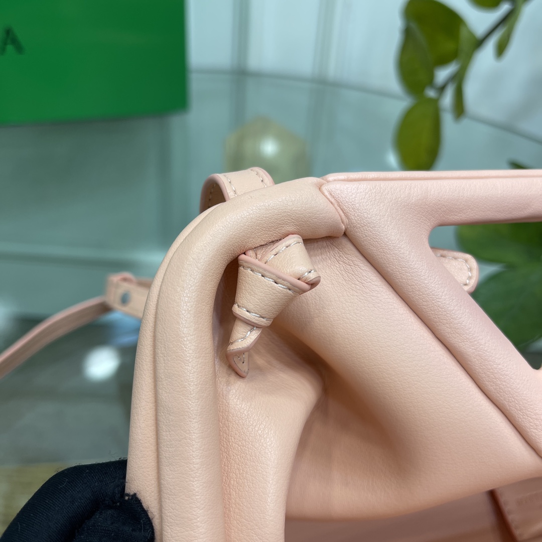 bo*te*ga Ve*ne*ta the triangle bag-24*16*8cm