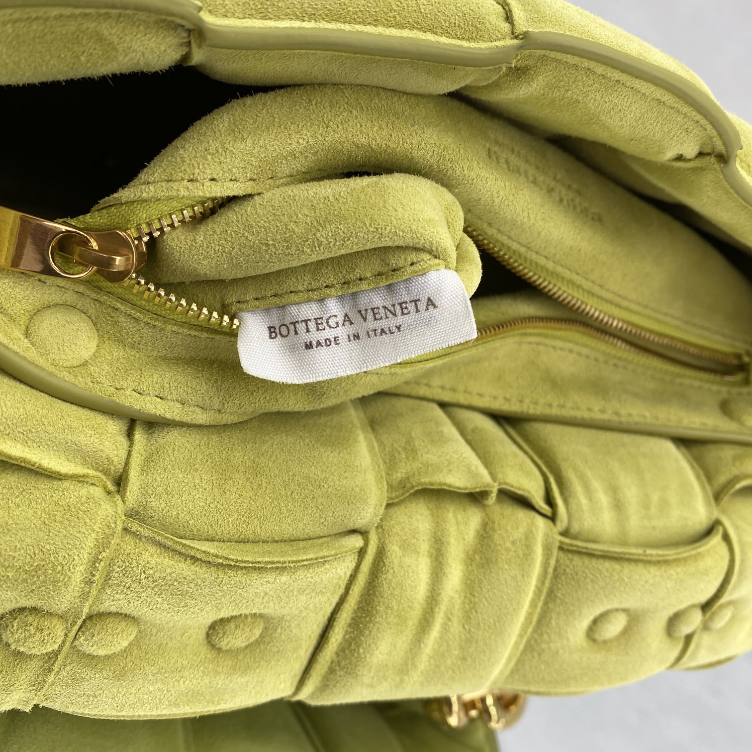 bo*te*ga Ve*ne*ta padded cassette bag-26*18*8cm