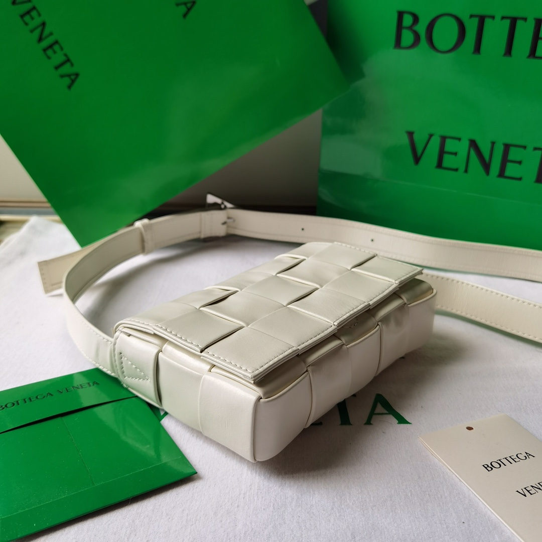 bo*te*ga Ve*ne*ta cassette bag-17.5x10.5x3.5cm