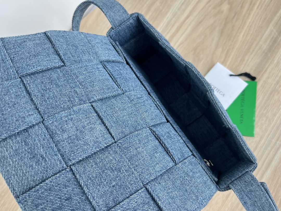 bo*te*ga Ve*ne*ta cassette bag-23x15x6cm