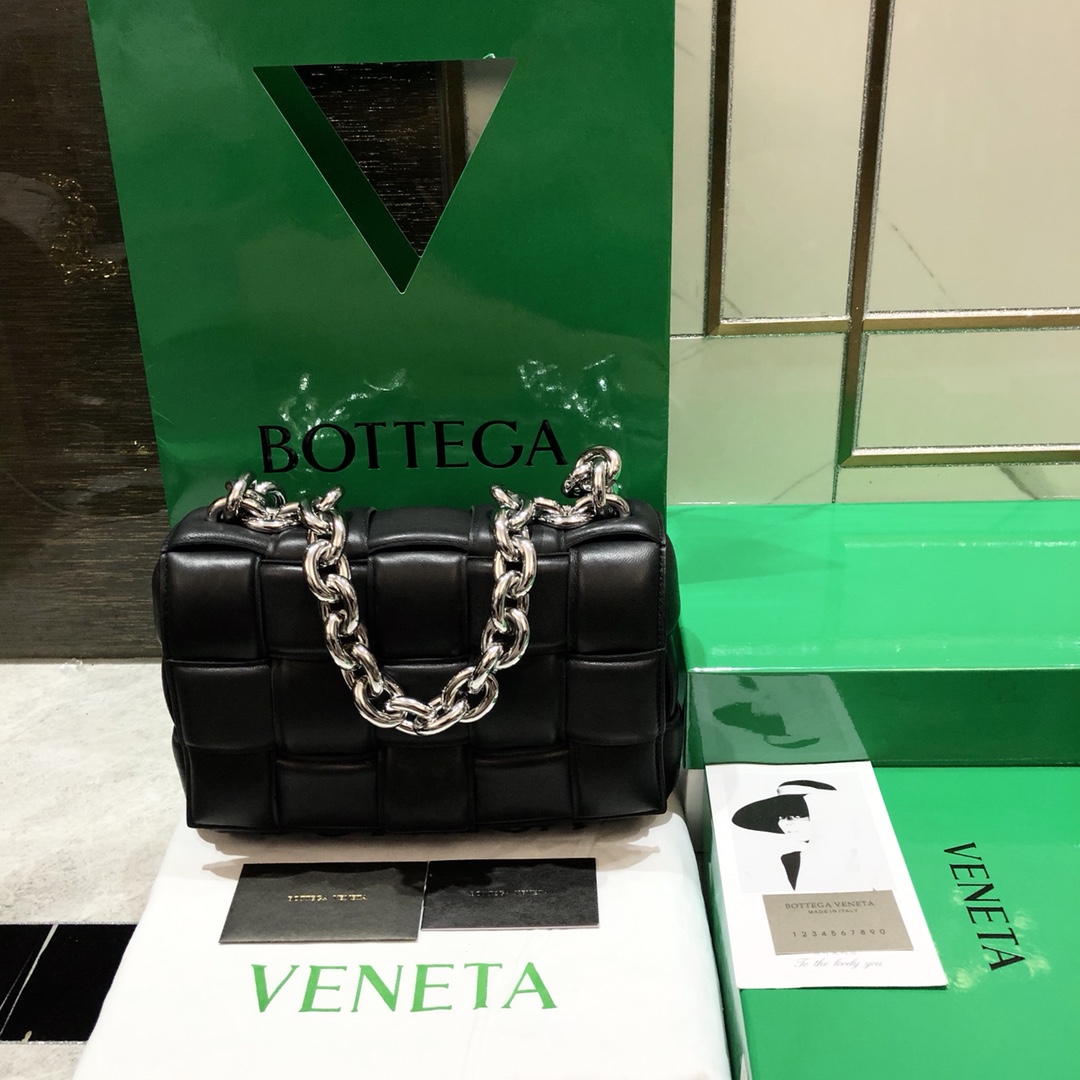 bo*te*ga Ve*ne*ta padded cassette bag-26*18*8cm