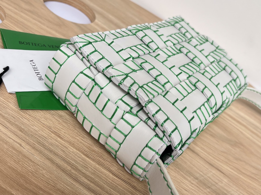 bo*te*ga Ve*ne*ta cassette bag-23x15x6cm