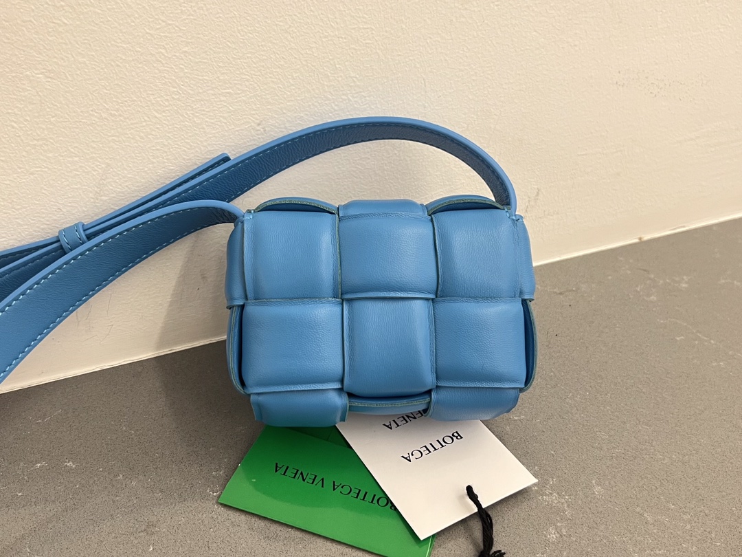 bo*te*ga Ve*ne*ta padded cassette bag-12*8*4cm