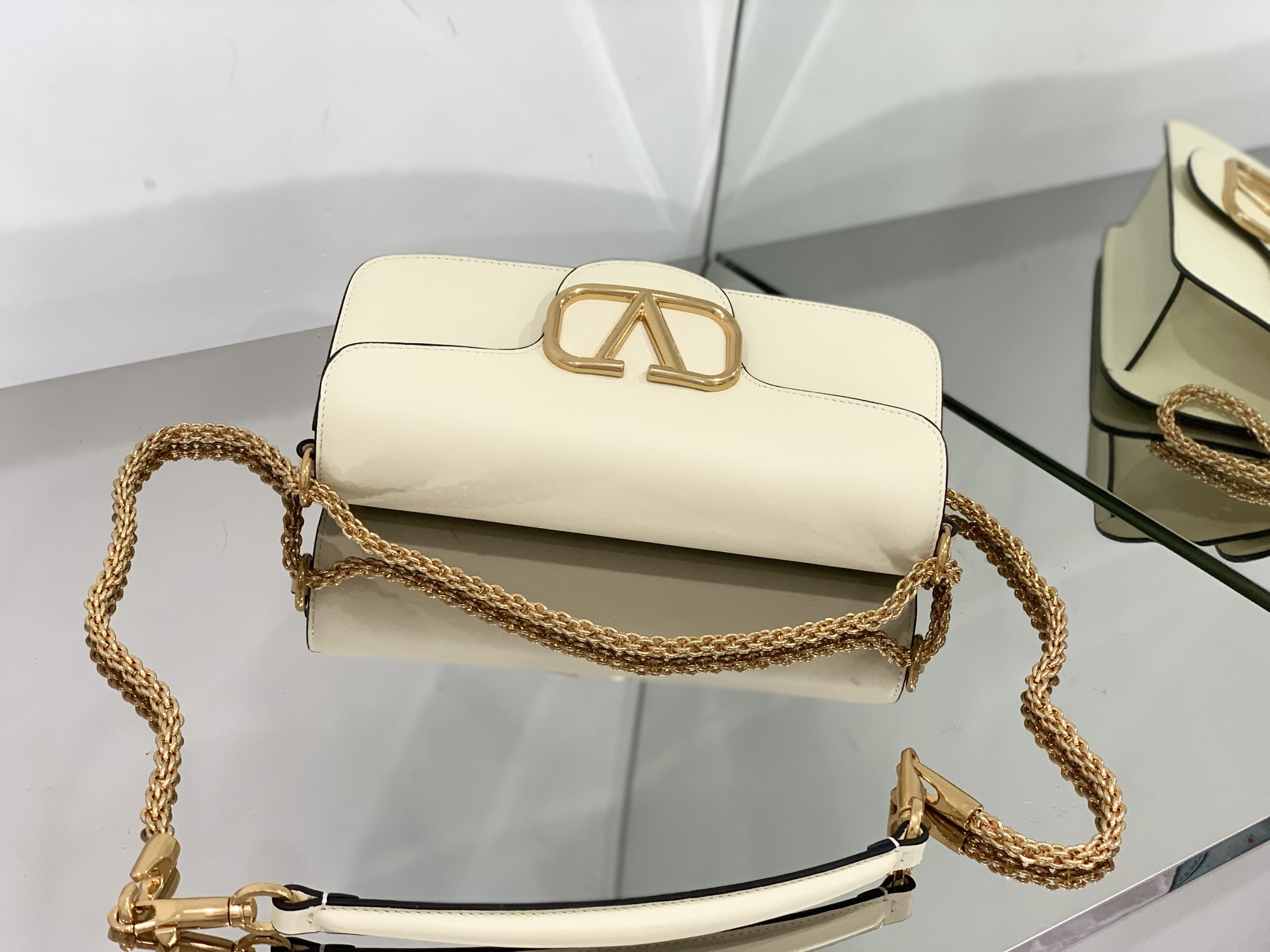 Valentino Garavani Locò Shoulder Bbag In Calfskin With Metallic VLogo-27*13*6CM